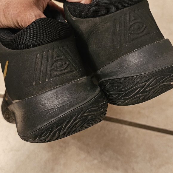 Nike Kyrie Flytrap 4 Black and Gold Basketball tennis size 8 - Picture 5 of 6